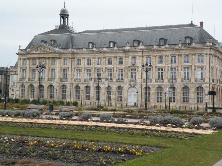  bel immeuble (quai Louis XVIII)